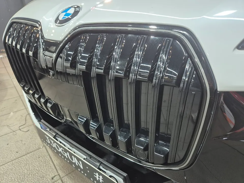 BMW 7 Seriesのカーラッピング事例｜グリル・サイドミラー部分施工 施工写真 1-3