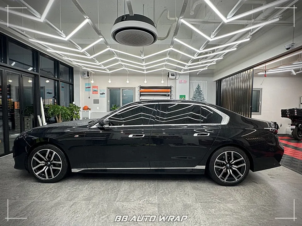 BMW 7 Series G70のカーラッピング事例｜費用目安・仕上がり 施工写真 1-2