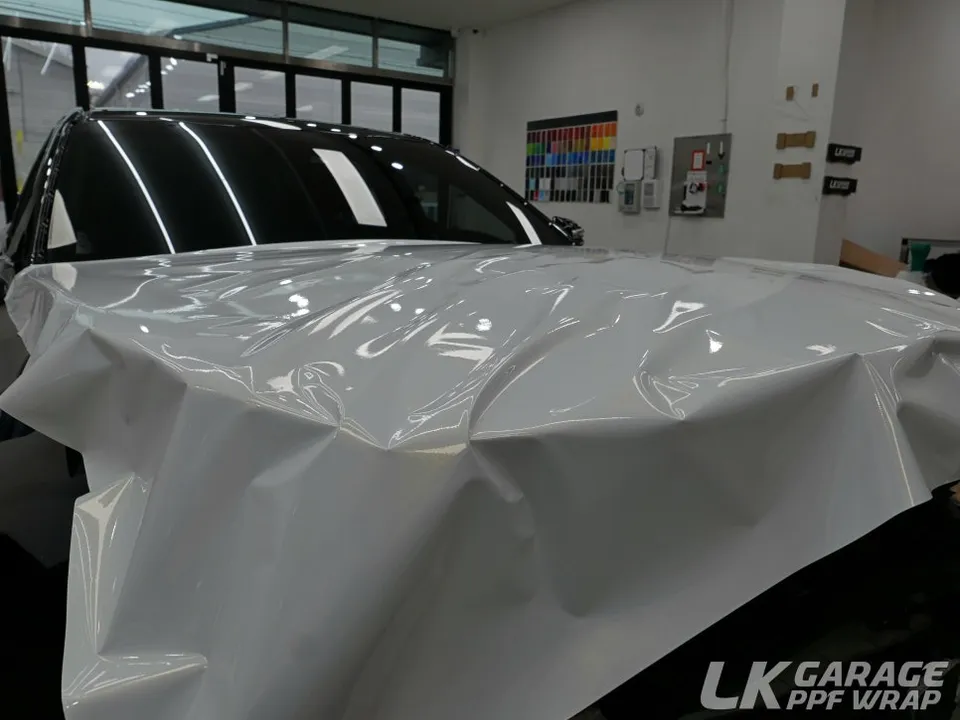 Kia K900のカーラッピング事例｜ホワイトゴールドスパークル 写真