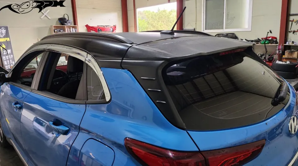 Hyundai Kona vinyl wrap - Hyundai Kona Vinyl Wrap Review: Black Gloss Two-Tone photo 3