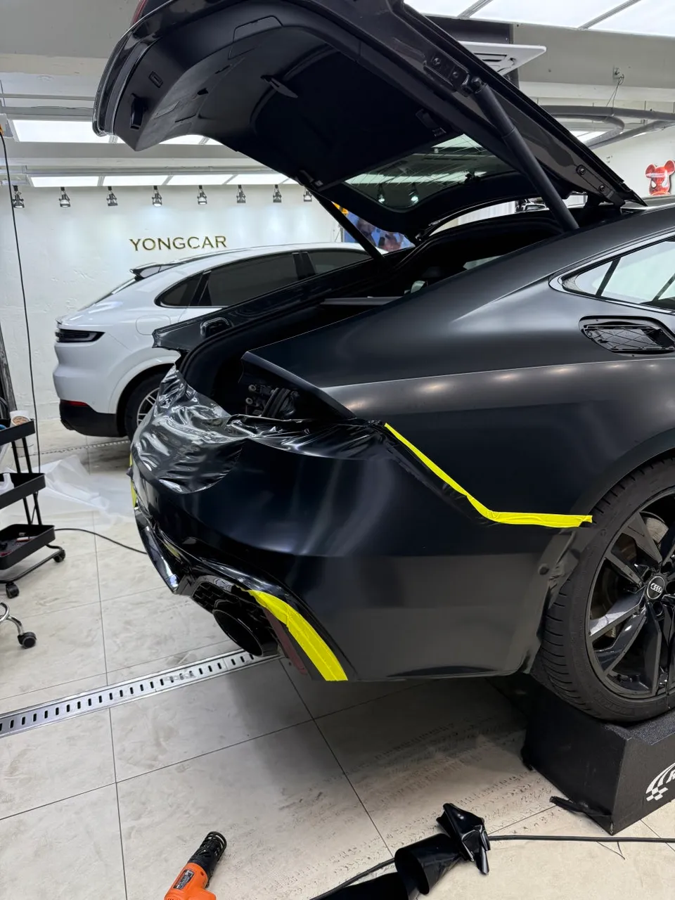 Audi A7のカーラッピング事例|サテンブラックの高級感 施工写真 3-1