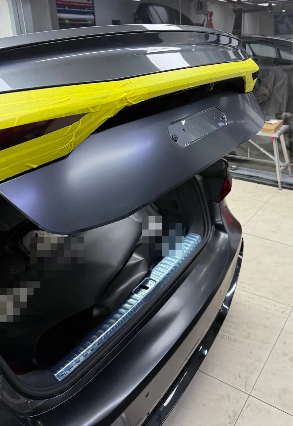 Audi A7のカーラッピング事例|サテンブラックの高級感 施工写真 2-2