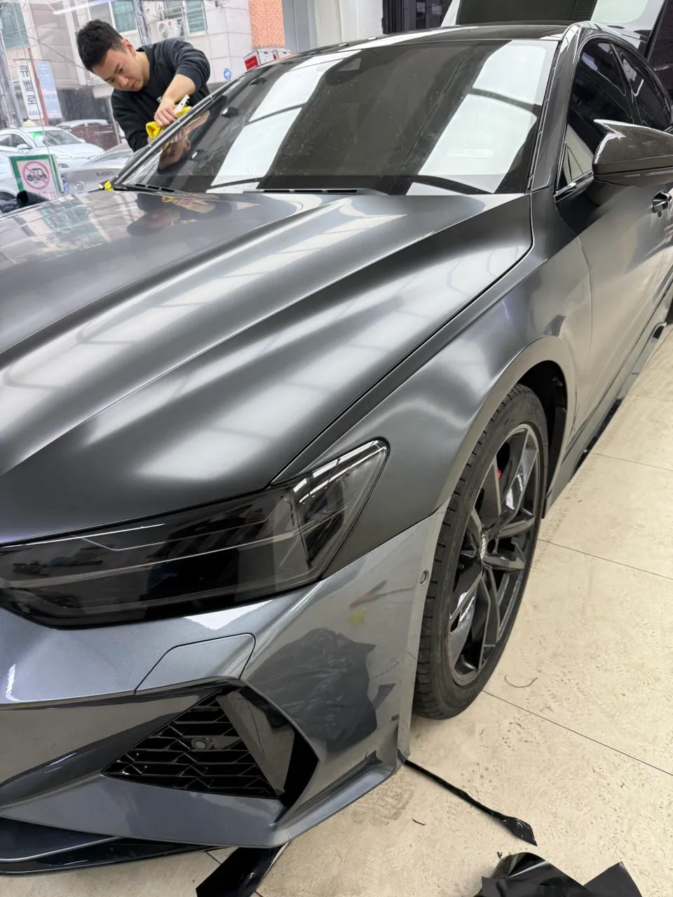 Audi A7のカーラッピング事例|サテンブラックの高級感 施工写真 3-2