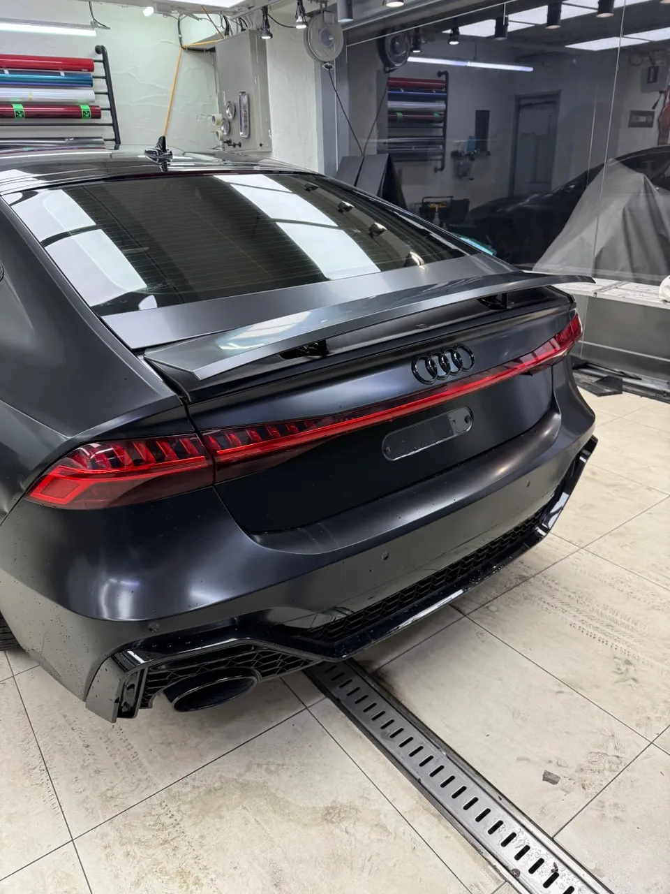 Audi A7のカーラッピング事例|サテンブラックの高級感 施工写真 4-2