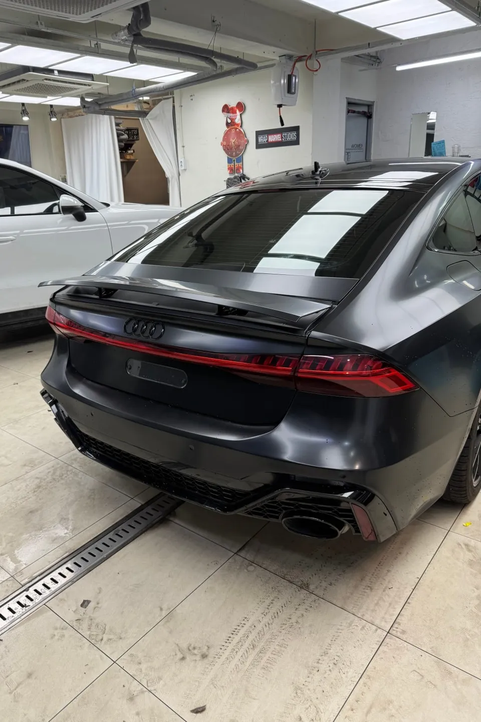 Audi A7のカーラッピング事例|サテンブラックの高級感 施工写真 1-3