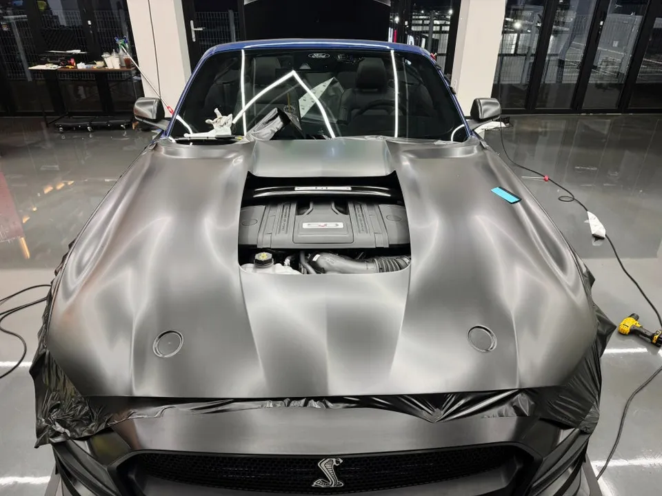Ford Mustang Convertibleのカーラッピング事例:サテンブラックの変貌 施工写真 1-2