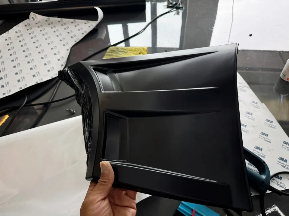 Ford Mustang Convertibleのカーラッピング事例:サテンブラックの変貌 施工写真 2-2