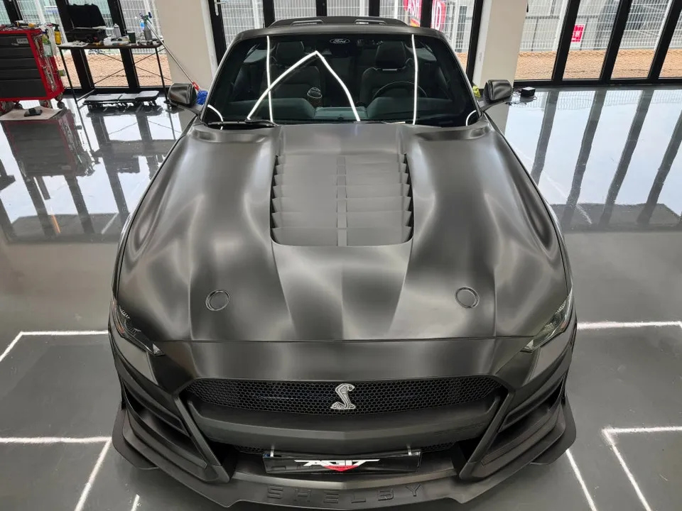 Ford Mustang Convertibleのカーラッピング事例:サテンブラックの変貌 施工写真 3-2