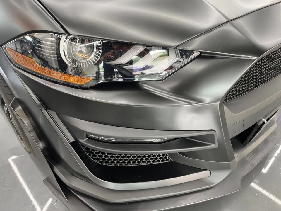 Ford Mustang Convertibleのカーラッピング事例:サテンブラックの変貌 施工写真 1-3