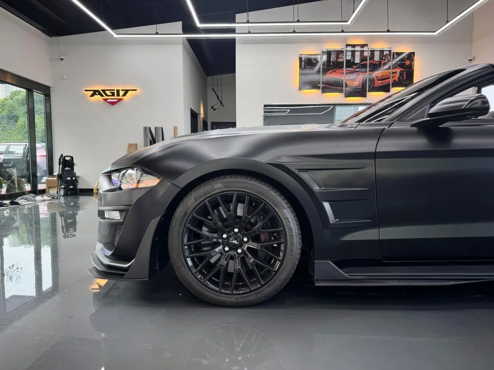 Ford Mustang Convertibleのカーラッピング事例:サテンブラックの変貌 施工写真 3-3