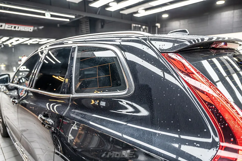 Volvo XC60のカーラッピング事例：クローム除去で印象激変 施工写真 3-1