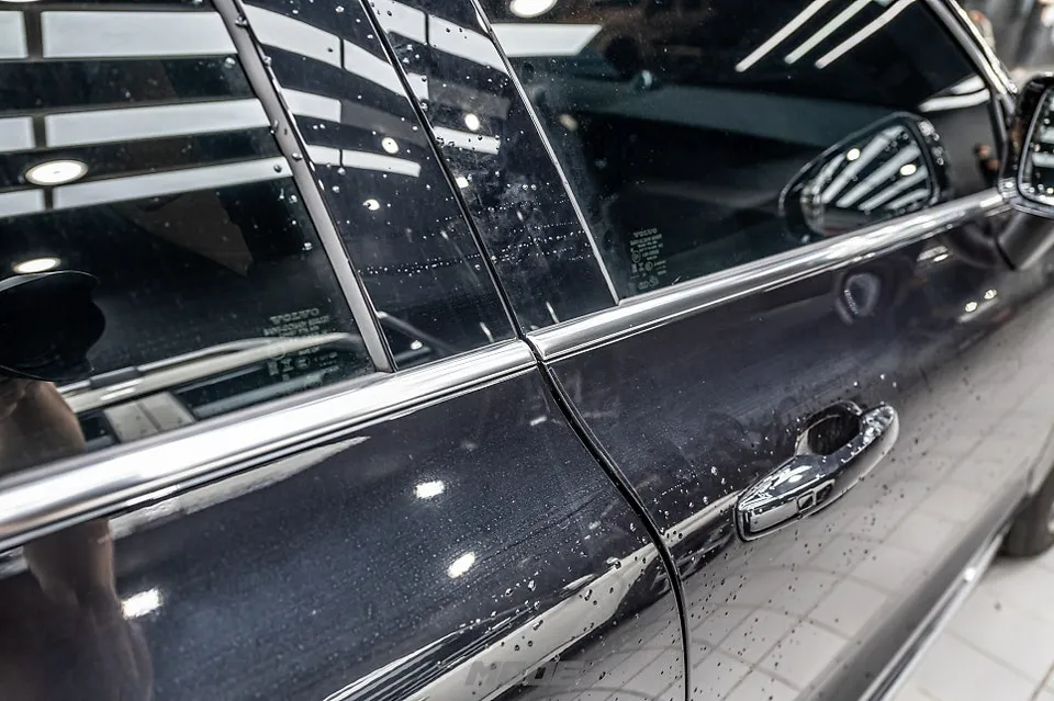 Volvo XC60のカーラッピング事例：クローム除去で印象激変 施工写真 5-1