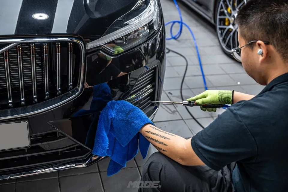 Volvo XC60のカーラッピング事例：クローム除去で印象激変 施工写真 2-2