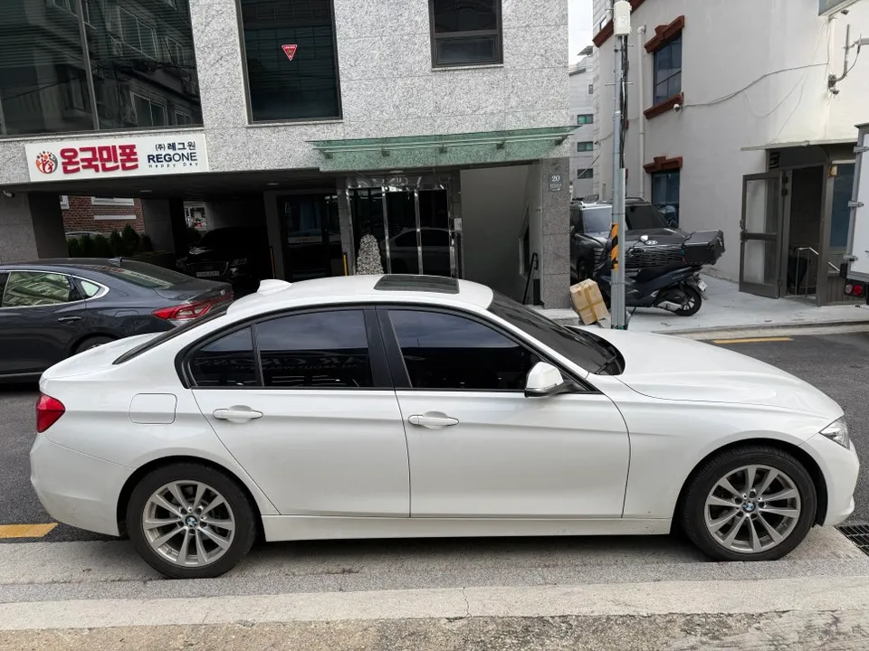 BMW 3 Seriesのカーラッピング事例｜費用目安・仕上がり 施工写真 3-1