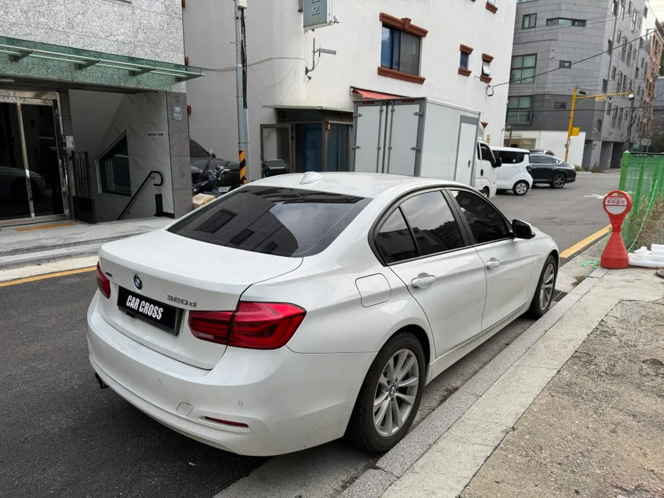 BMW 3 Seriesのカーラッピング事例｜費用目安・仕上がり 施工写真 4-1