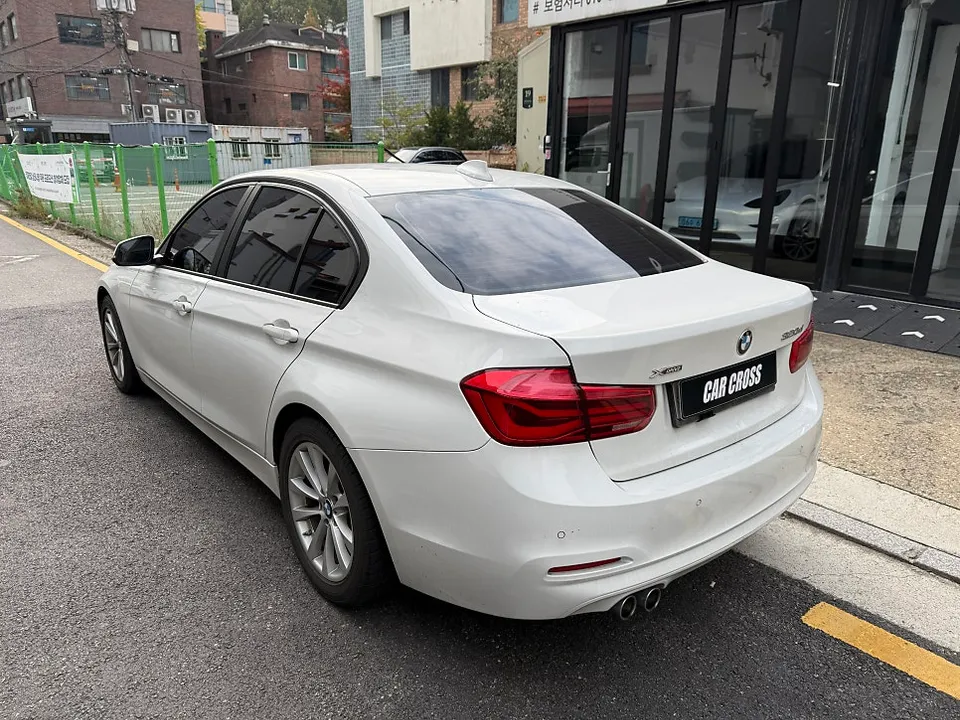 BMW 3 Seriesのカーラッピング事例｜費用目安・仕上がり 施工写真 2-2