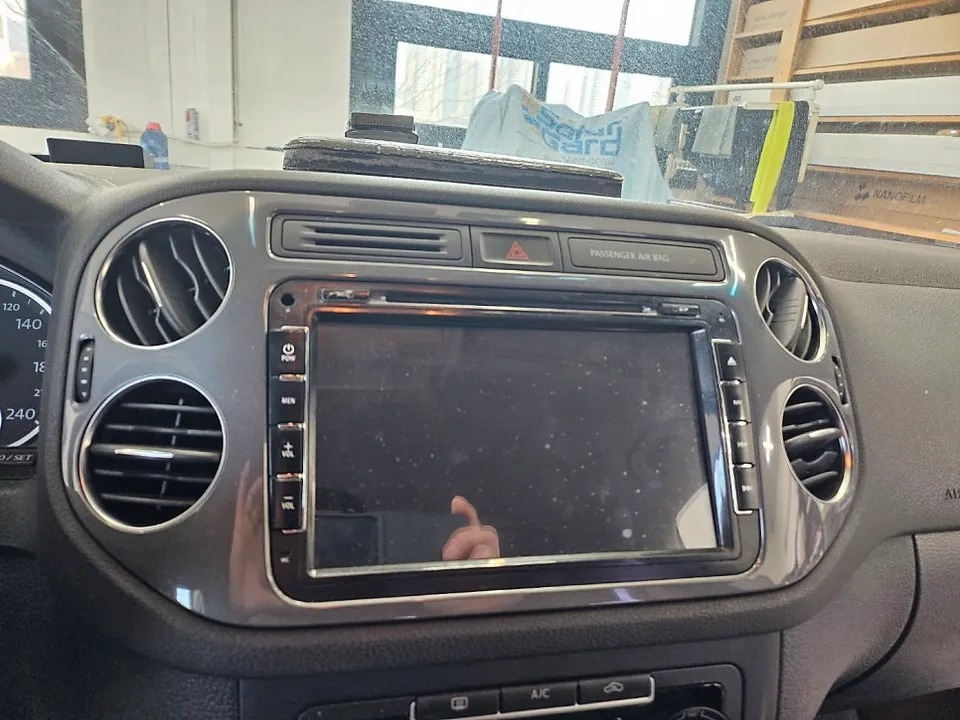 Volkswagen TiguanのAndroid Auto・CarPlay取付事例 施工写真 4-1