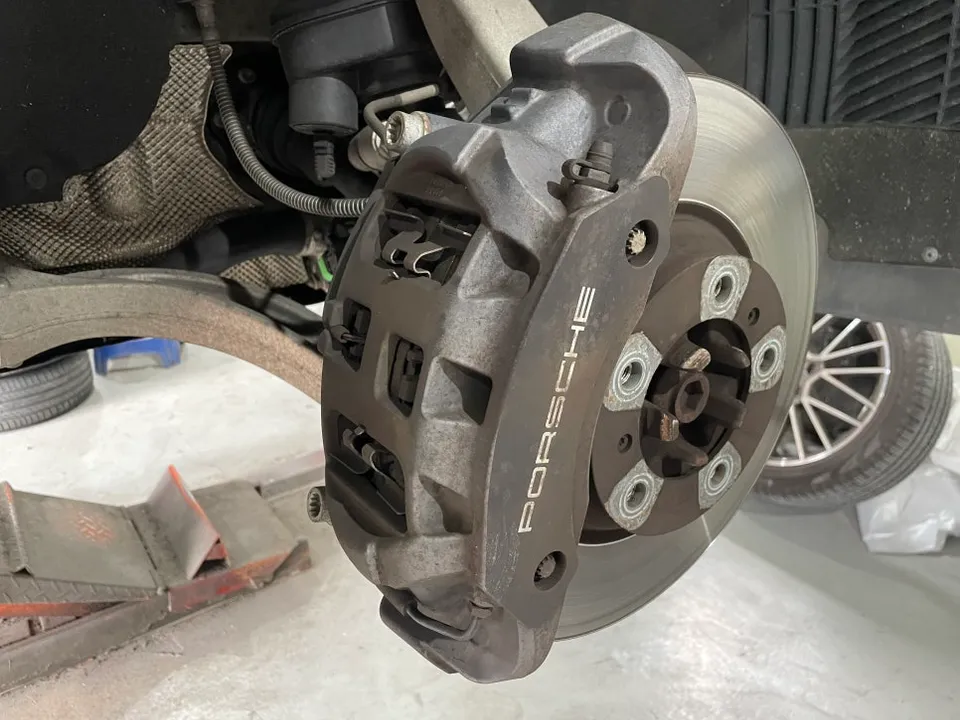 Porsche Cayenne caliper painting - Porsche Cayenne Caliper Paint Review — Stunning Red Finish photo 3