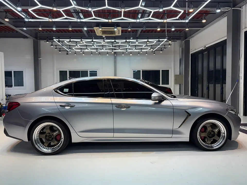 Genesis G70のカーラッピング事例 施工写真 4-2