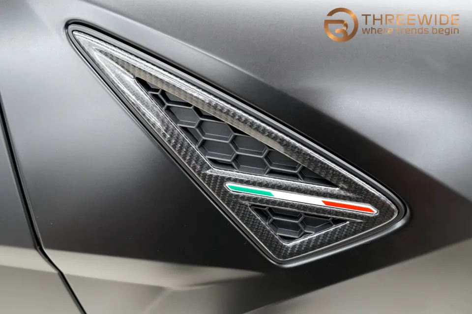 Lamborghini UrusのPPF施工事例：無光ブラックとカーボン調 施工写真 1-1