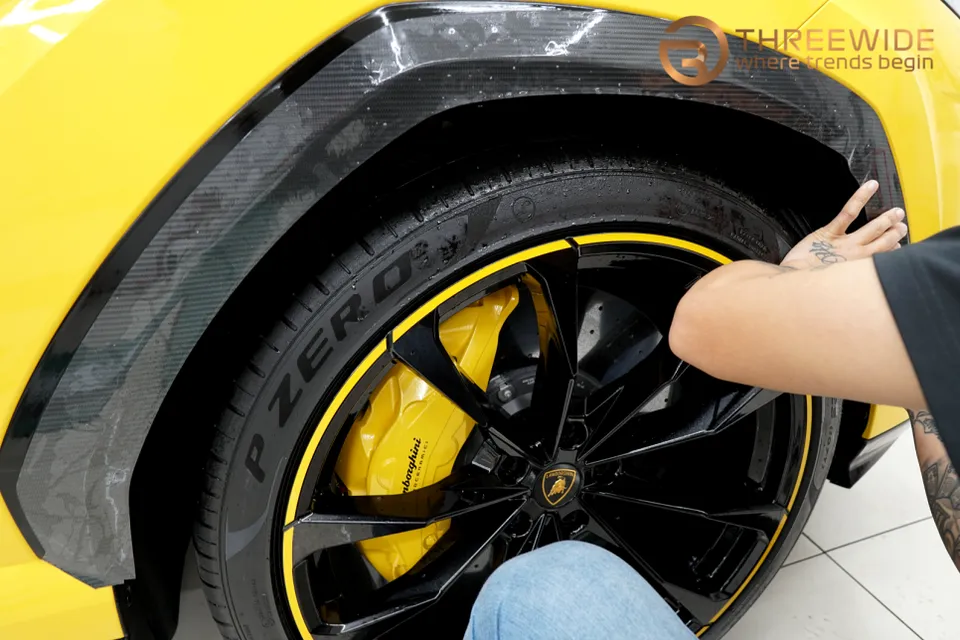 Lamborghini UrusのPPF施工事例：無光ブラックとカーボン調 施工写真 2-1