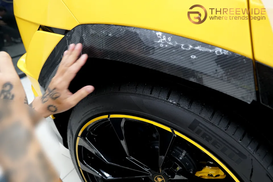 Lamborghini UrusのPPF施工事例：無光ブラックとカーボン調 施工写真 1-2