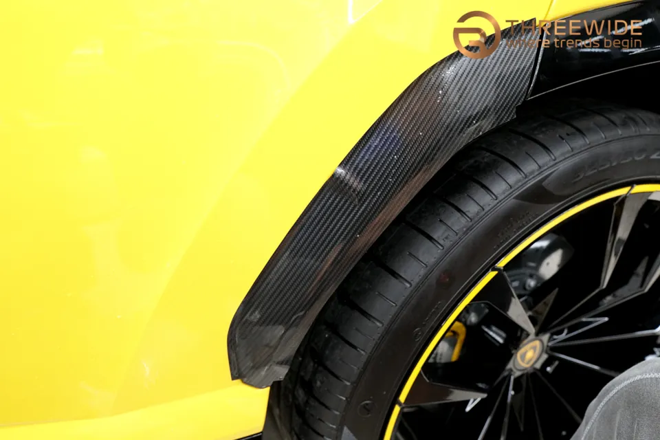 Lamborghini UrusのPPF施工事例：無光ブラックとカーボン調 施工写真 2-2