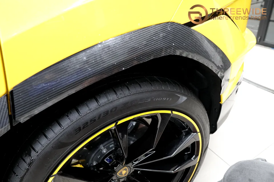 Lamborghini UrusのPPF施工事例：無光ブラックとカーボン調 施工写真 1-3
