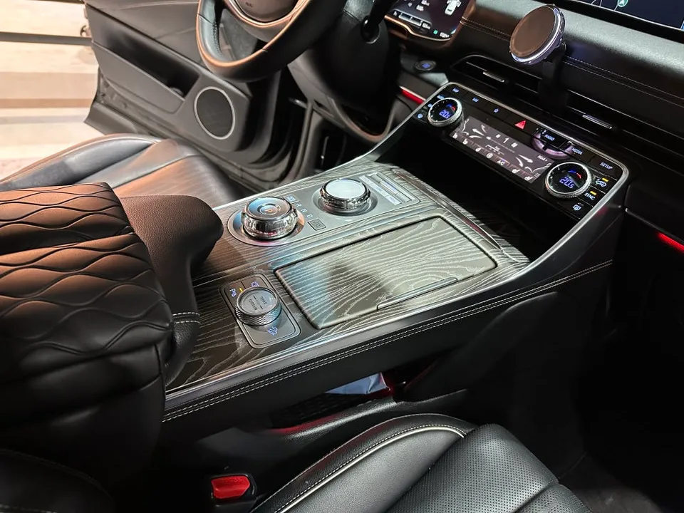 Genesis GV80 ambient lighting - Genesis GV80 Ambient Lighting Review — Enhanced Interior photo 4