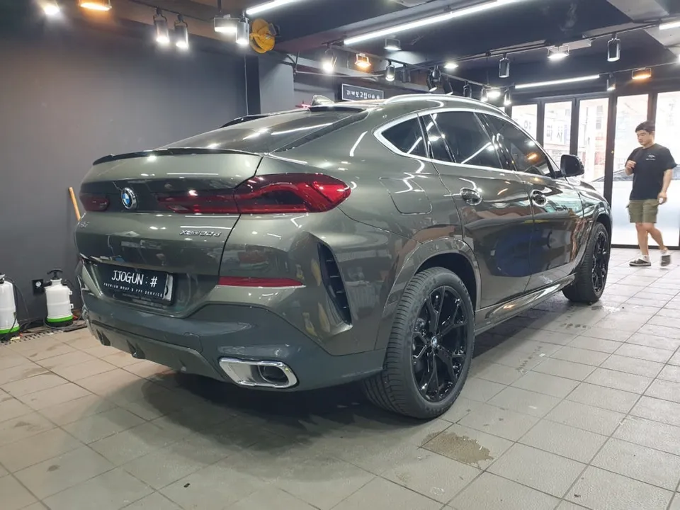 BMW X6のカーラッピング事例 施工写真 4