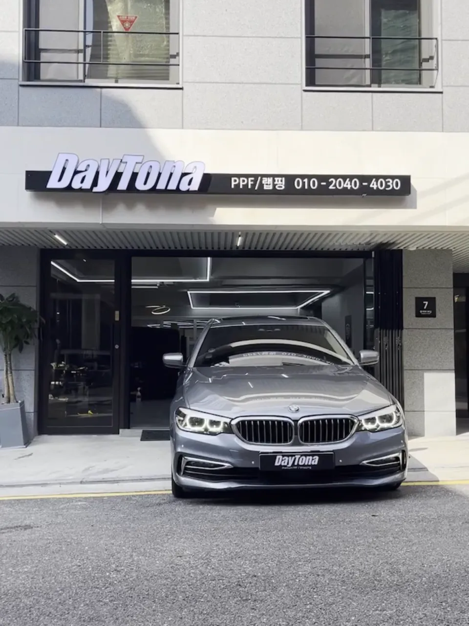 BMW 520i vinyl wrap - BMW 520i Vinyl Wrap Review: Glossy Black with Pearl Finish photo 4