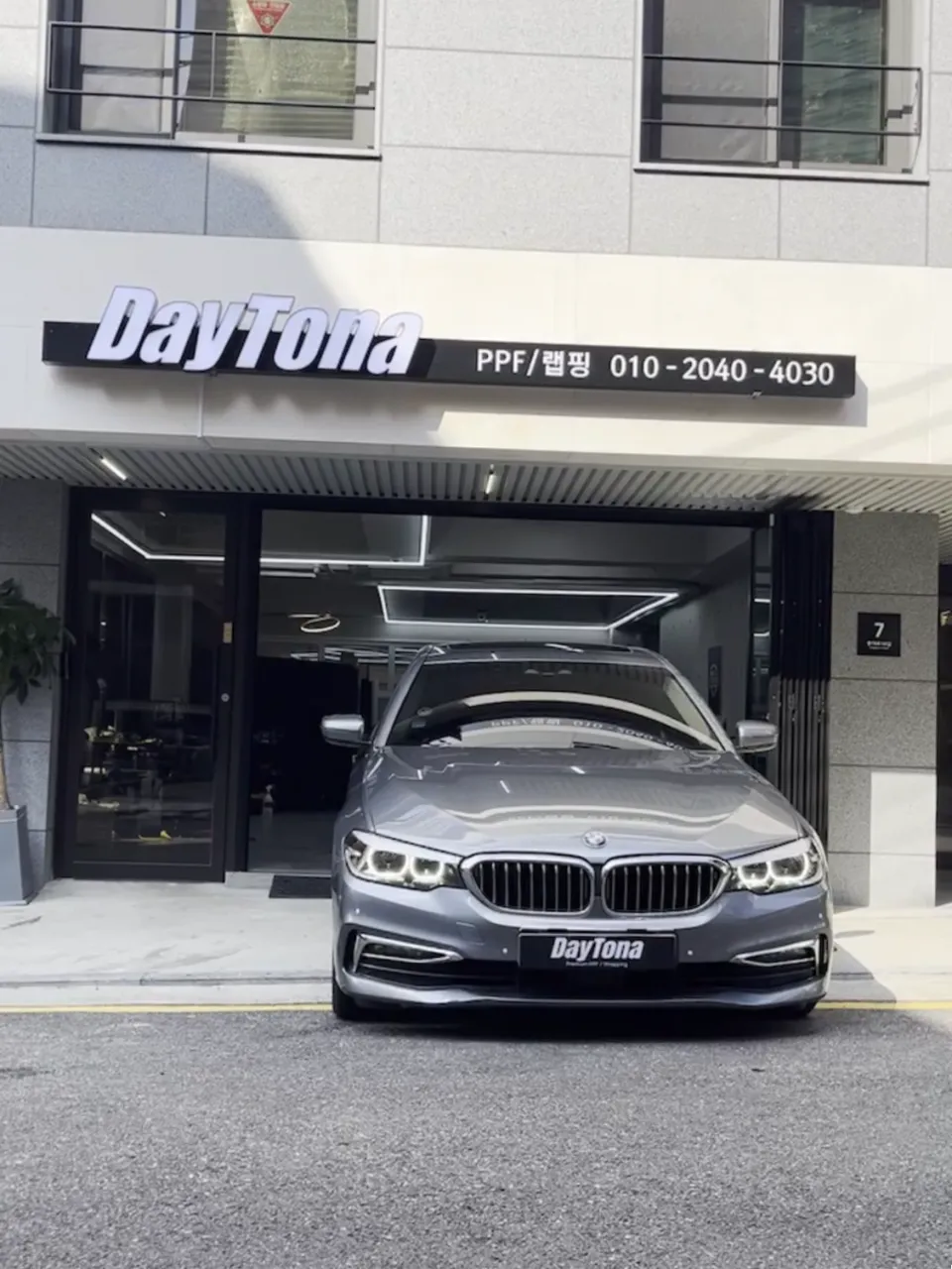 BMW 520i vinyl wrap - BMW 520i Vinyl Wrap Review: Glossy Black with Pearl Finish photo 5