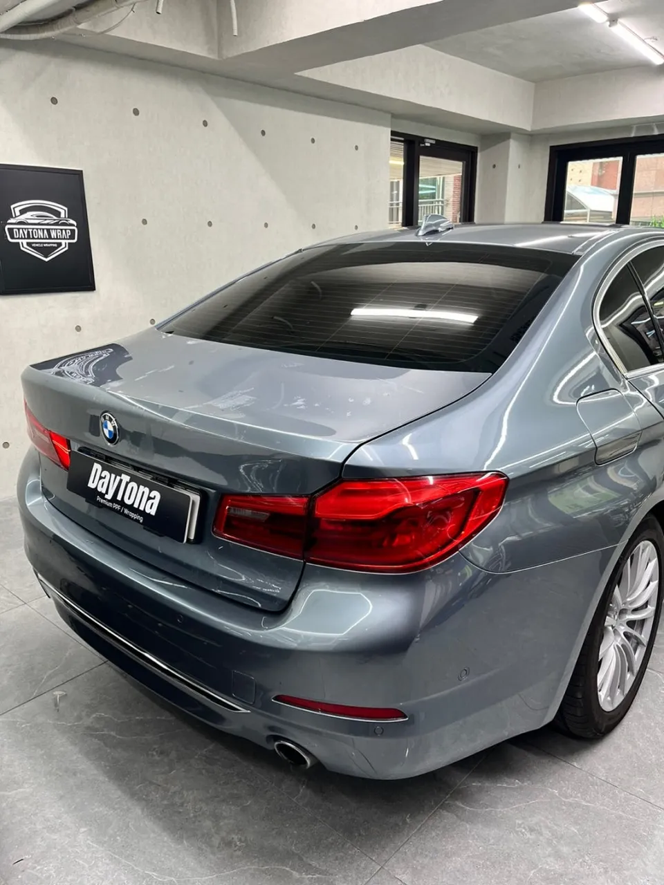 BMW 520i vinyl wrap - BMW 520i Vinyl Wrap Review: Glossy Black with Pearl Finish photo 6