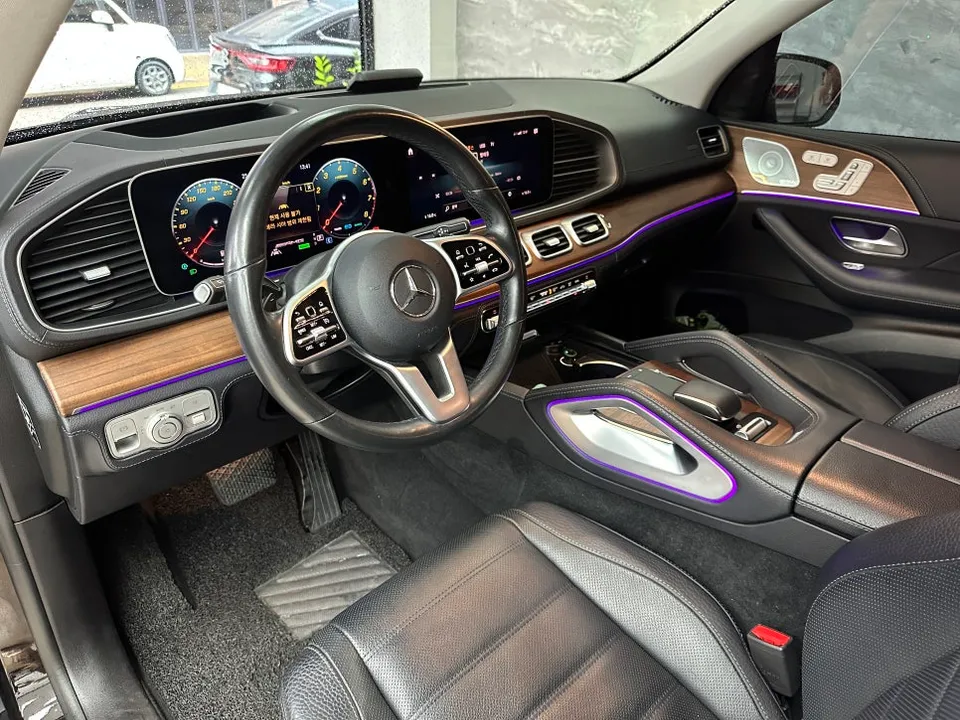 Mercedes-Benz GLEのカーラッピング事例|内装の雰囲気一新 施工写真 1-1