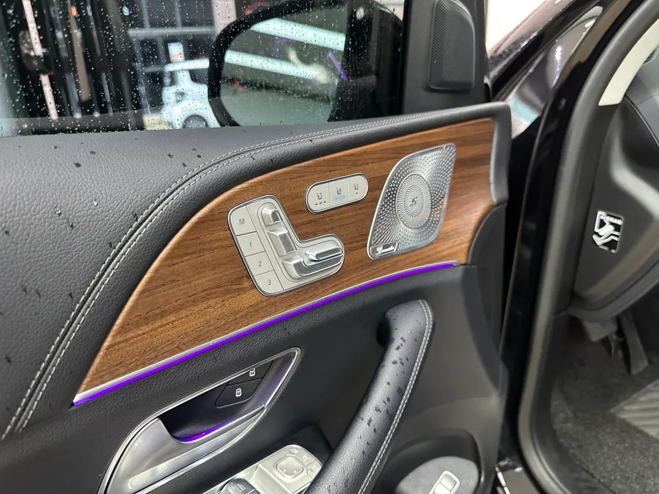 Mercedes-Benz GLEのカーラッピング事例|内装の雰囲気一新 施工写真 2-1