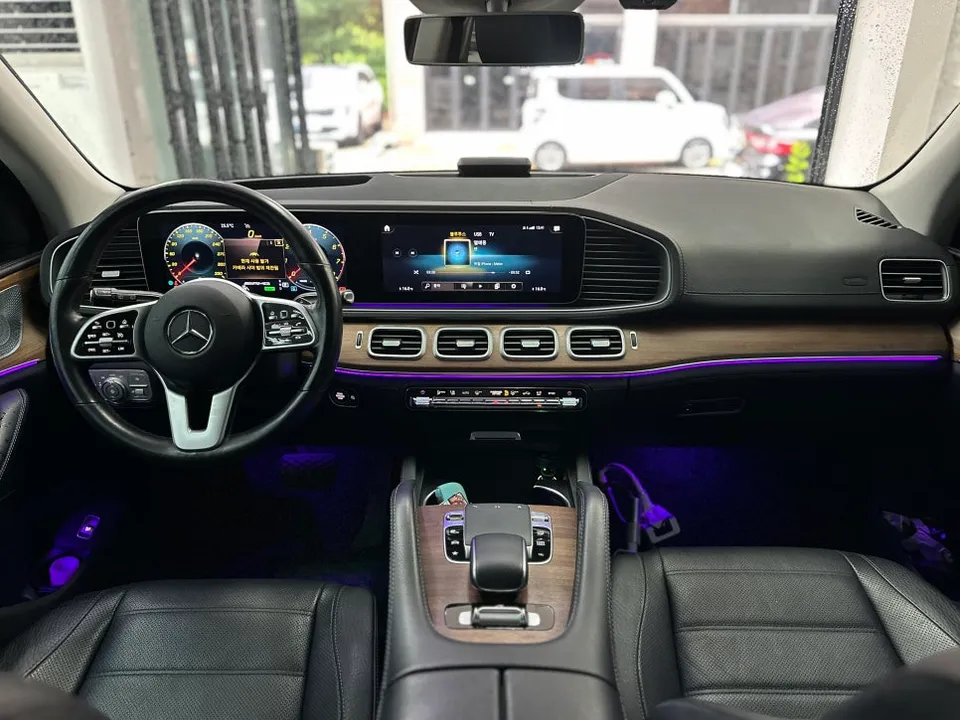 Mercedes-Benz GLEのカーラッピング事例|内装の雰囲気一新 施工写真 3-1