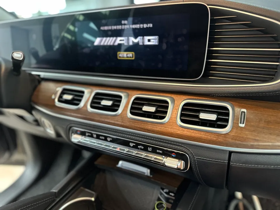 Mercedes-Benz GLEのカーラッピング事例|内装の雰囲気一新 施工写真 1-2
