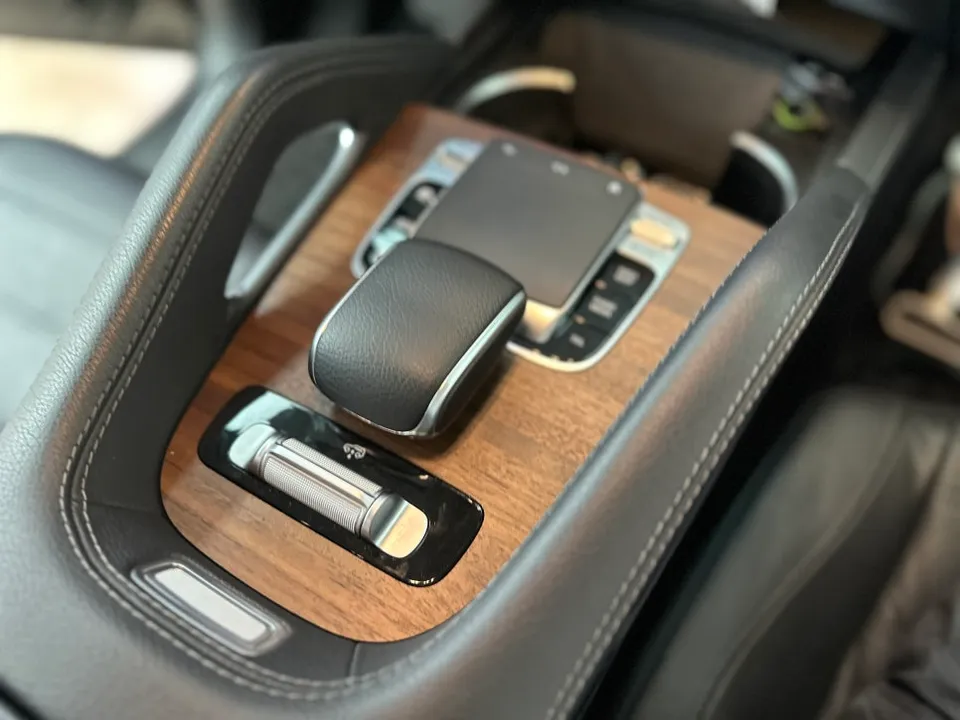 Mercedes-Benz GLEのカーラッピング事例|内装の雰囲気一新 施工写真 2-2