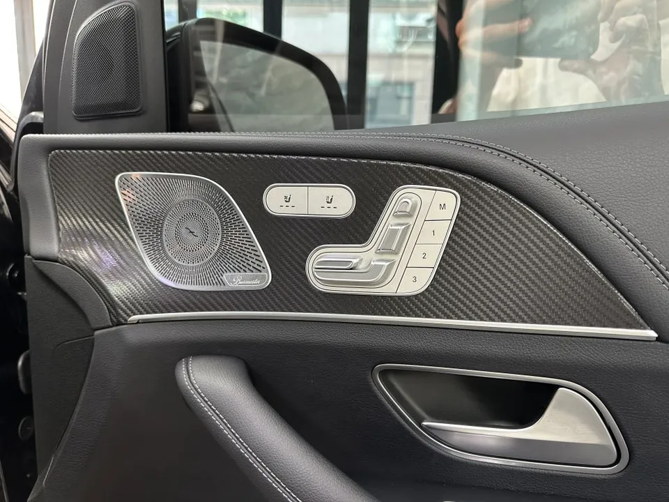 Mercedes-Benz GLEのカーラッピング事例|内装の雰囲気一新 施工写真 1-3