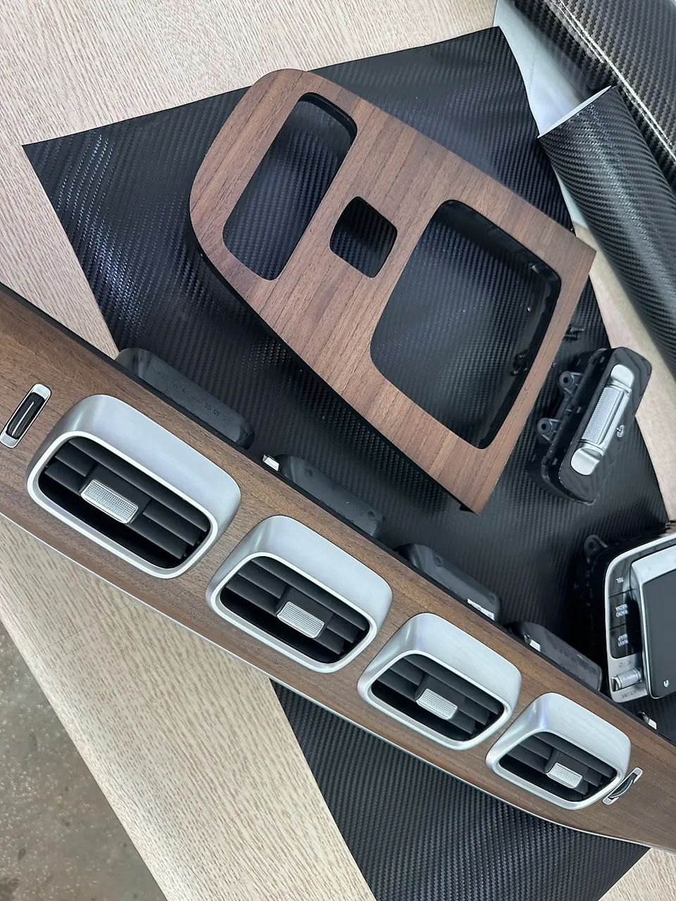 Mercedes-Benz GLEのカーラッピング事例|内装の雰囲気一新 施工写真 3-3