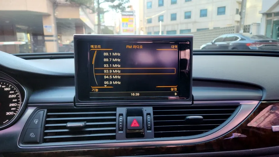 Audi A6 C7のカーラッピング事例|費用目安・仕上がり 施工写真 1-2