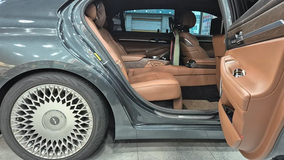 Genesis G90 interior customization - Genesis G90 Interior Customization Review: VIP Leg Support photo 5