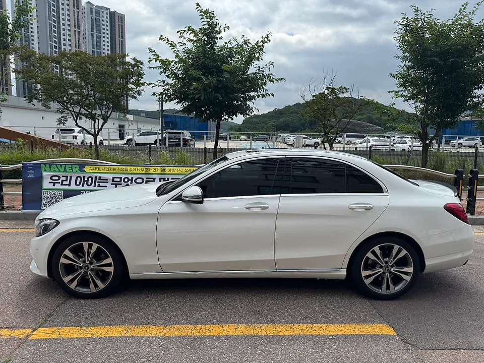Mercedes-Benz C-Classのカーラッピング事例|費用目安・仕上がり 施工写真 2-1
