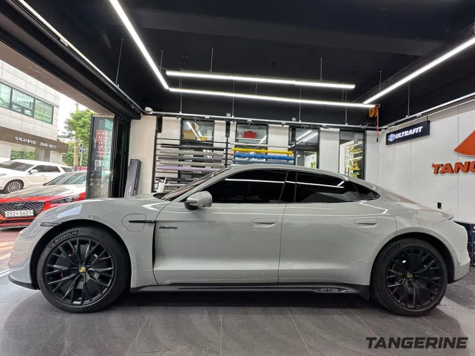 Porsche Taycanのカーラッピング事例｜ドアジャムまで徹底解説 施工写真 1-1