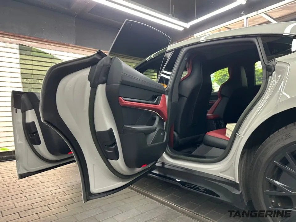 Porsche Taycanのカーラッピング事例｜ドアジャムまで徹底解説 施工写真 2-1