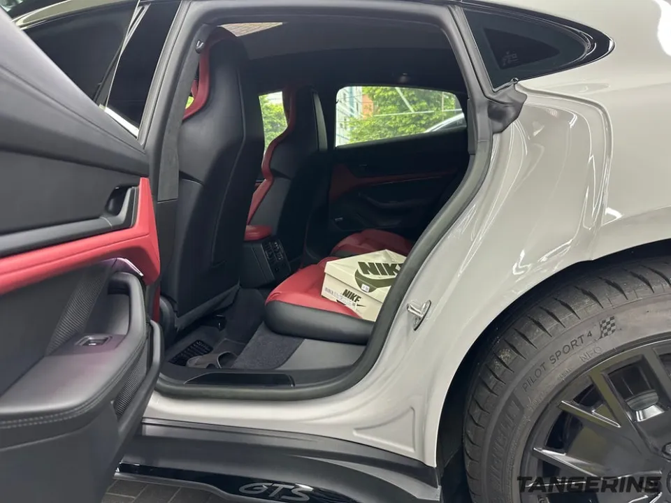 Porsche Taycanのカーラッピング事例｜ドアジャムまで徹底解説 施工写真 3-1