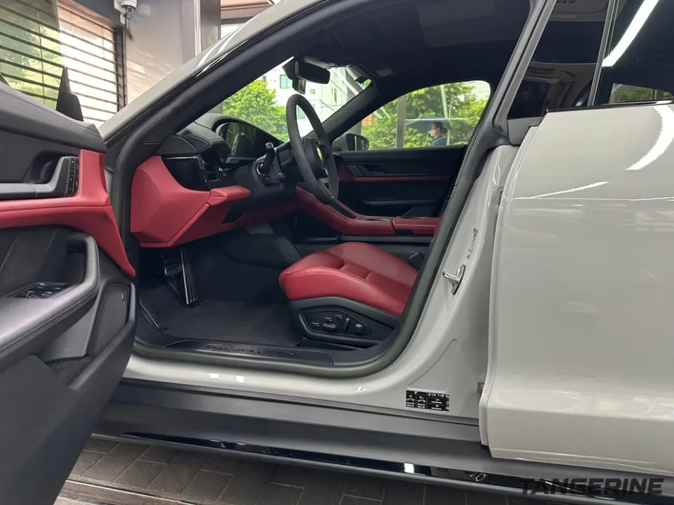 Porsche Taycanのカーラッピング事例｜ドアジャムまで徹底解説 施工写真 1-2
