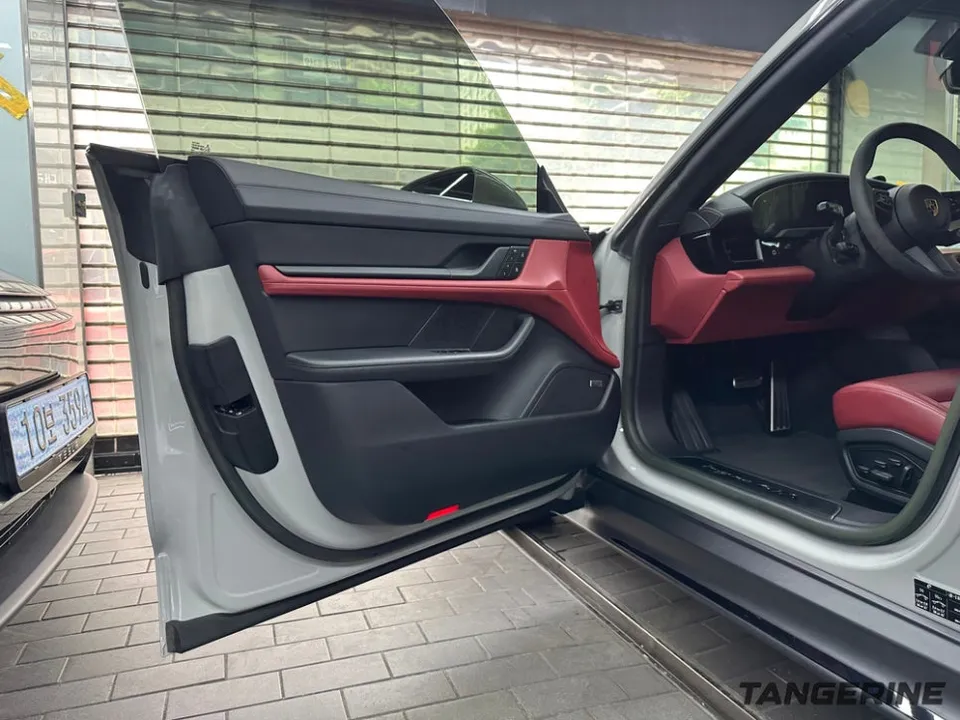 Porsche Taycanのカーラッピング事例｜ドアジャムまで徹底解説 施工写真 2-2