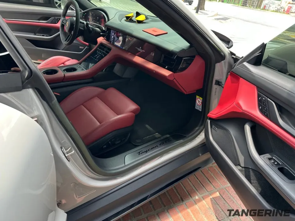 Porsche Taycanのカーラッピング事例｜ドアジャムまで徹底解説 施工写真 3-2