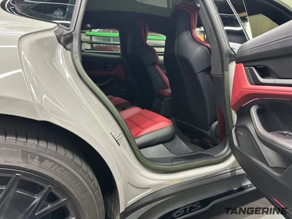 Porsche Taycanのカーラッピング事例｜ドアジャムまで徹底解説 施工写真 1-3